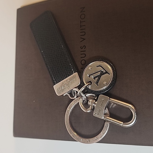 Louis Vuitton Taiga Porte Cles Neo Key Ring /Charm Black and Sliver - Picture 3 of 13